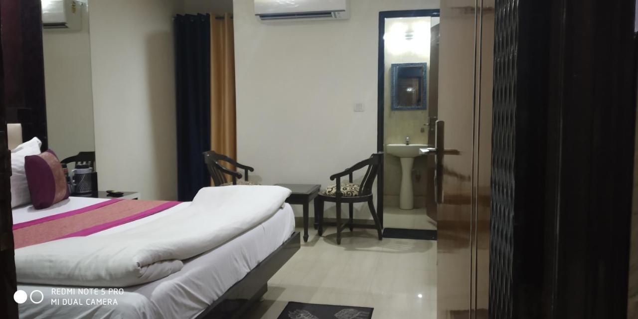 Adb Rooms Udhav Palace Нью-Дели Экстерьер фото